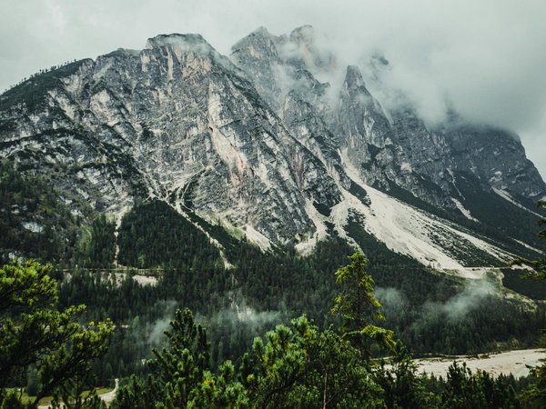 Quelles locations proposent des activités de plein air incluses ?