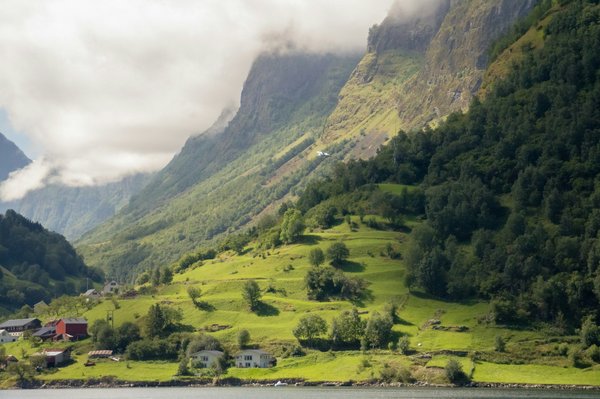 Quels sont les secrets pour naviguer dans les fjords de Norvège en kayak de mer ?